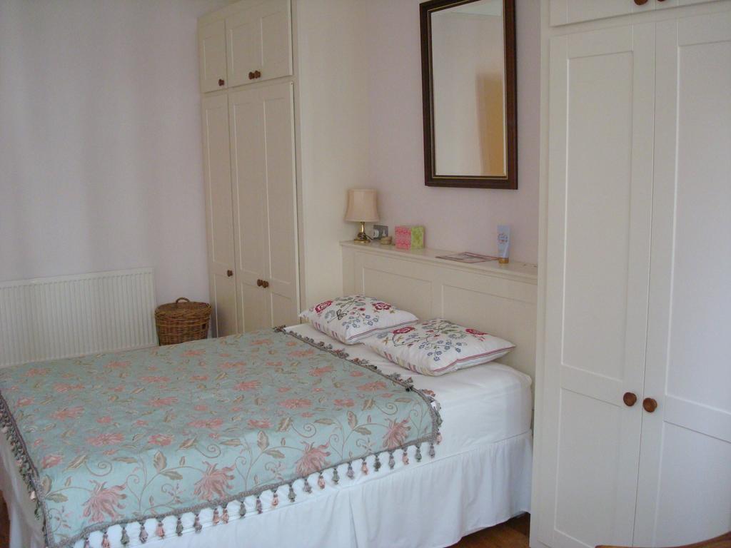 Апартаменты Luxury Holland Park, Sleeps 2, Free S'Fast Wifi Лондон Экстерьер фото